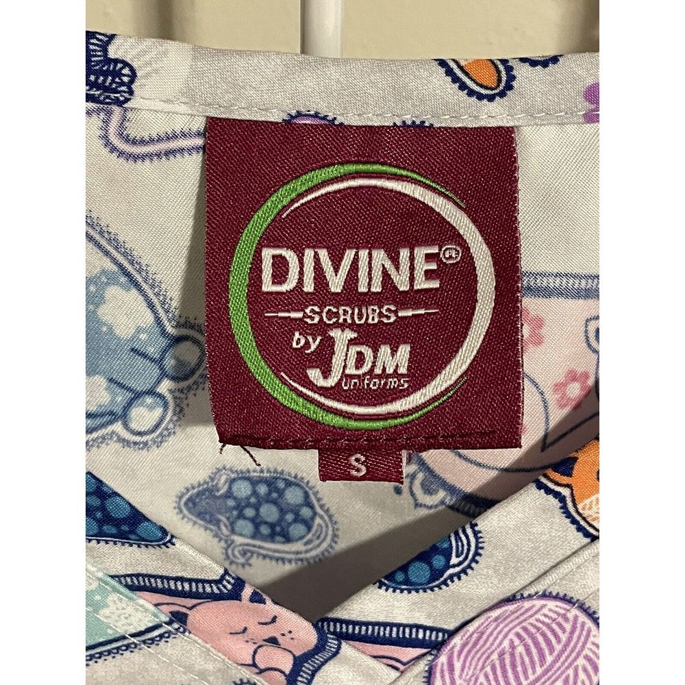 WOMEN'S SILKY UNIFORM SCRUB TOP DIVINE SCRUBS BY JDM - CATS SIZE SMALL - Picture 4 of 5